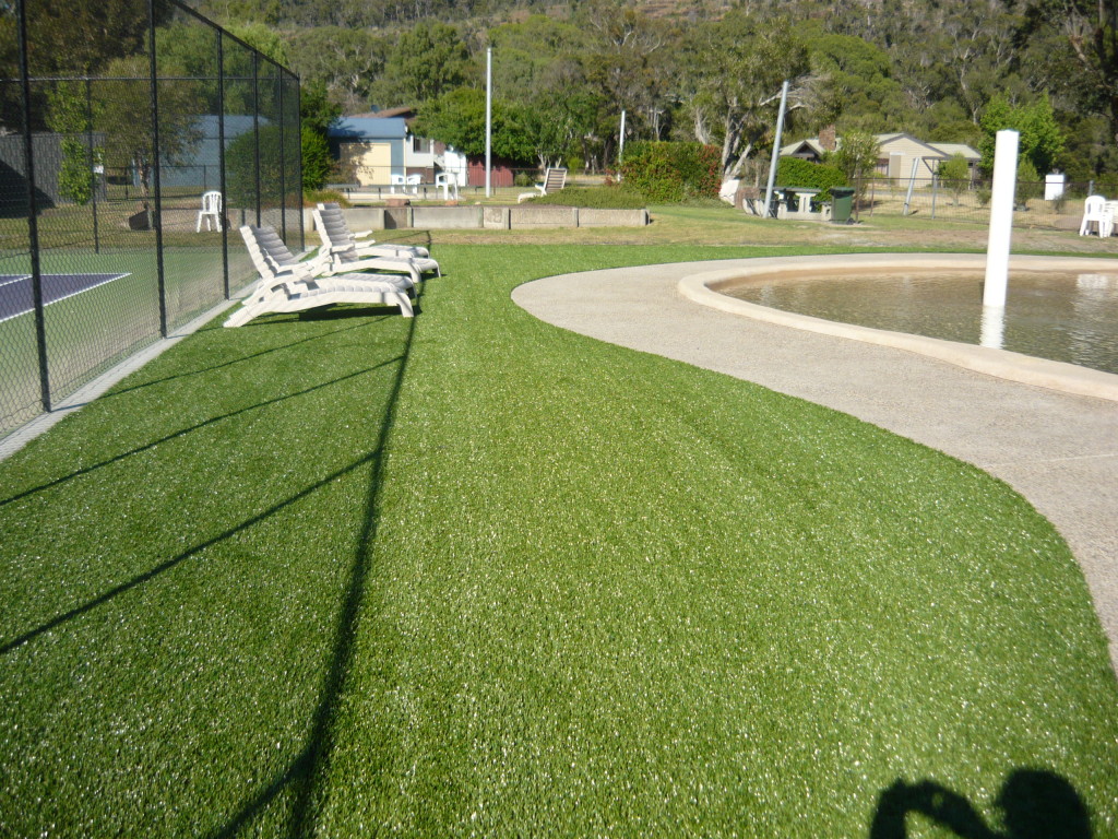 Synthetic Grass for Wet Areas Around Pools